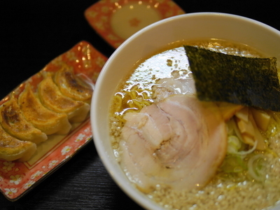 「こってり 醤油＋サービス餃子」@宗家一条流 八代目直系 がんこラーメン 町屋店の写真