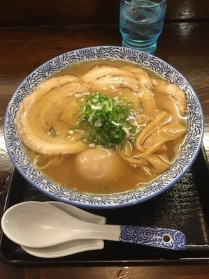 「醤油ラーメン690円 煮玉子100円 特選豚バラチャーシュー30」@實の写真