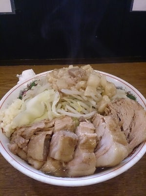 「小豚ラーメンニンニク少な目ヤサイチョイマシアブラ」@眞久中の写真