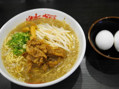 「中華そば 麺硬め 大盛＋サービス生玉子2個」@徳島中華そば 徳福 神田店の写真