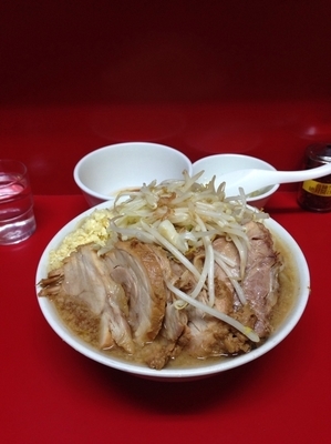 「小豚ヤサイニンニク多め＋生卵＋白ネギ」@ラーメン二郎 西台駅前店の写真