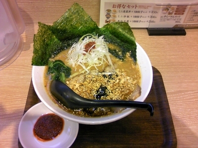 「新味噌らーめん・黒（大盛）+辛味ダレ」@麺処 直久 人形町店の写真