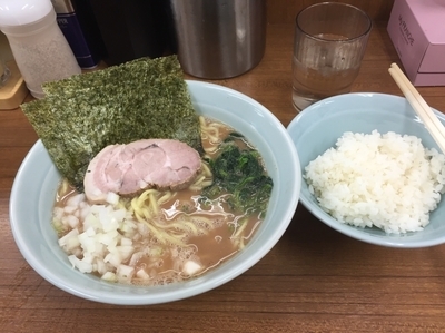 「ラーメン（並）＋玉ねぎ 650＋50円」@横浜ラーメン 武蔵家 北千住店の写真