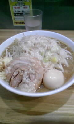 「ラーメン(並)+味玉(ニンニク、アブラ)830円」@デカ盛り戦隊 豚レンジャーの写真