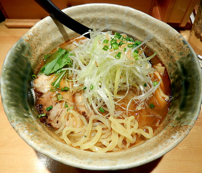 「焼きアゴ塩＋葱(900円）」@焼きあご塩らー麺 たかはし 新宿本店の写真