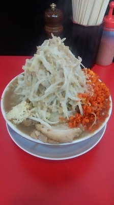 「ラーメン（ヤサイニンニクアブラ辛揚げ）」@鷹の目 獨協大学前本店の写真