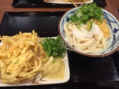 「おろし醤油うどん(冷/並)＋野菜かき揚げ」@丸亀製麺 ラスカ茅ヶ崎店の写真