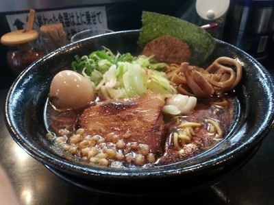 「焦がし醤油ラーメン 鶏」@麺家 うえだの写真