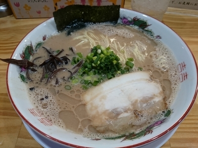 「らーめん680円＋替え玉100円＆缶チューハイ」@博多長浜らーめん 天軒の写真