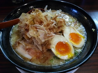 「【限定】和風★豚骨塩らあめん （大盛） ※細麺　＋味玉：㋚券」@煮干しらあめん 燕黒の写真