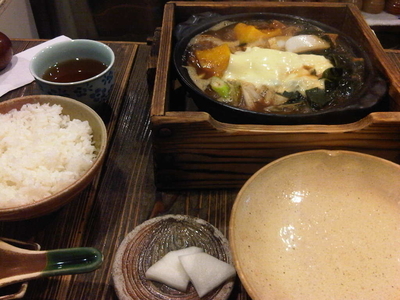 「煮込みうどん(みそ味)+チーズ+ワカメ+カボチャ+ライス」@黒うどん 山長 原宿店の写真