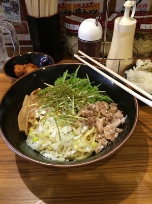 「油そば＋唐揚げ3個 680円＋180円」@横浜家系ラーメン 壱角家 谷塚店の写真