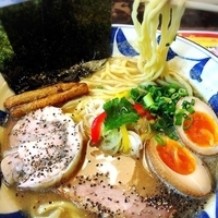 全部のせ鶏白湯にぼしらーめん¥980