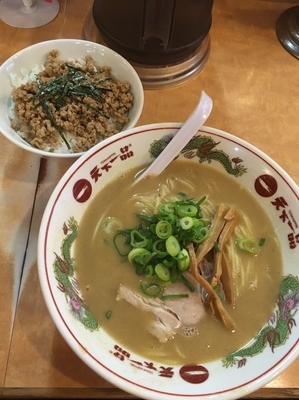 「Cランチ(こってり)ラーメン+そぼろごはん820円(税込)」@天下一品 歌舞伎町店の写真