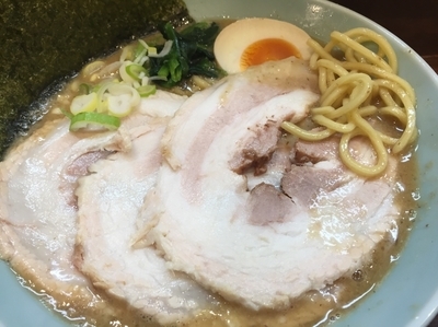 「特製豚骨醤油830円」@麺屋 亀城の写真