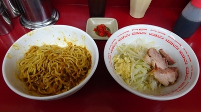 「少なめラーメン（700円）＋グッチーズカレー　ニンニク」@ラーメン二郎 相模大野店の写真