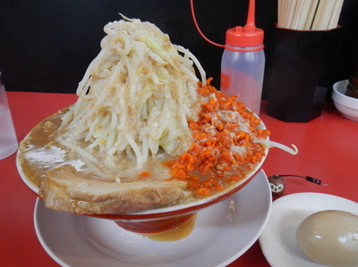 「味玉ラーメン+ヤサイ+アブラ+辛揚げ」@鷹の目 獨協大学前本店の写真