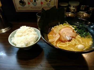 「醤油豚骨750円　ライスバー100円　大盛り無料」@横浜家系ラーメン まこ家の写真