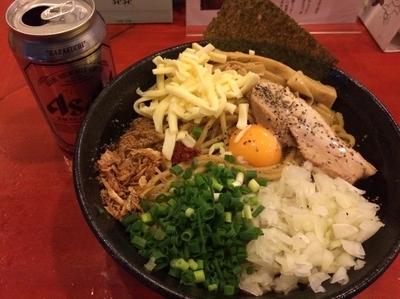 「まぜそば大盛り（950円）＋とろけるチーズ（100円）＋缶ビール」@二代目狼煙 本店 葉隠製麺の写真