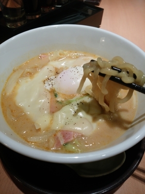 「ホワイトチーズカレーラーメン880円」@越後秘蔵麺 無尽蔵 かわぐち家の写真