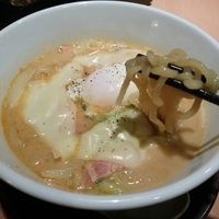 ホワイトチーズカレーラーメン880円