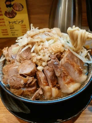 「チャーシューW（ヤサイ・ニンニク・アブラ）880円」@ラーメン盛太郎の写真