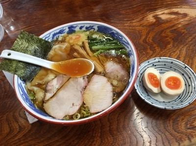 「ワンタン麺＋味玉  840＋100円」@とら食堂の写真