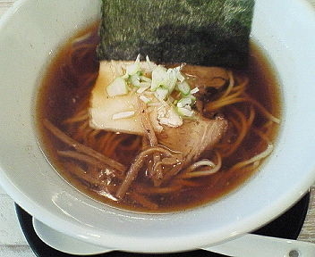 「醤油らーめん　７５０円（ランチ１００円バック→６５０円）」@らーめん 羊と狼の写真