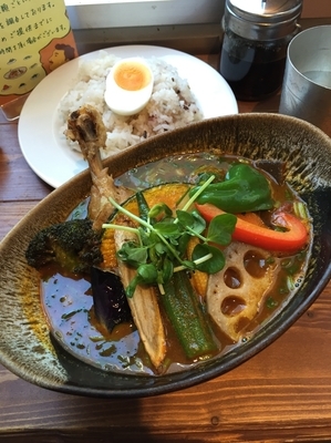 「皮がパリッとしたチキンと野菜のカレー（エビ）＋6辛＋パクチー」@スープカレーポニピリカの写真