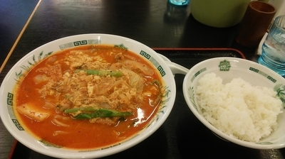 「チゲ味噌ラーメン 590円 ＋ 半ライス 100円」@日高屋 市川南口店の写真