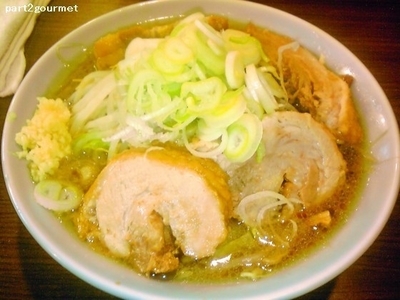 「ラーメン小豚+ネギ 「ニンニクアブラ」(910円)」@かじろうramen7の写真