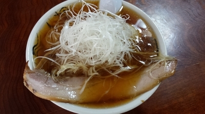 「醤油かけラーメン、チャーシュー一本のせ、味玉、ネギ」@食堂 はせ川の写真