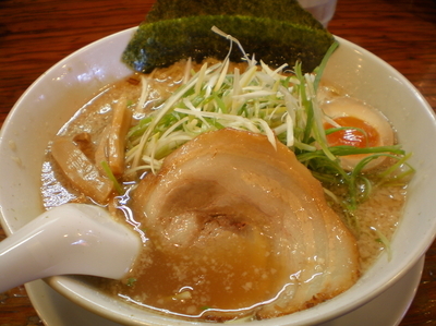 「ねぎ盛りらーめん醤油　８７５円」@麺 めんくみ 岩槻店の写真