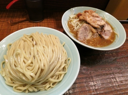 つけ麺中＋豚マシ　ヤサイアブラ普通