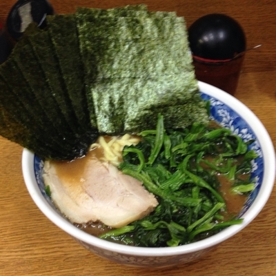 「ラーメン並 太麺 ノリ れん草」@ラーメン虎ノ穴の写真