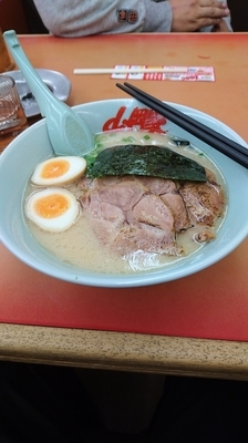 「プレミアム塩豚骨+大判チャシュー3枚」@ラーメン山岡家 鷲宮店の写真