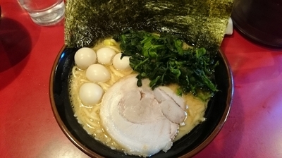 「醤油ラーメン（海苔＆ウズラ＆ほうれん草）」@横浜家系ラーメン 淵野辺 大和家の写真