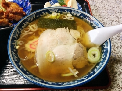 「らーめん430円+唐揚げセット200円」@上海亭の写真