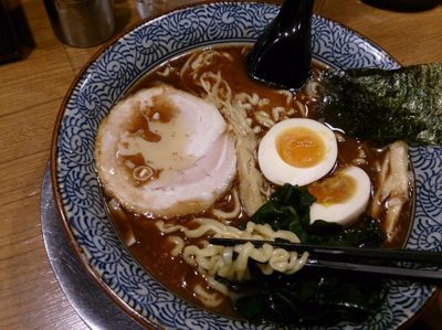 「魚豚らーめん（中盛）＋煮玉子」@屯ちん 池袋本店の写真