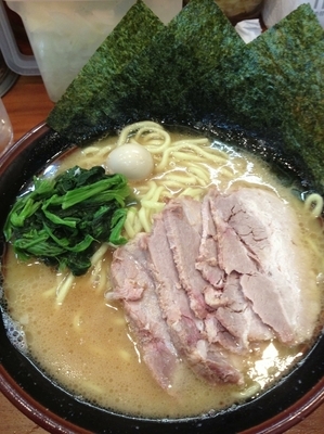 「チャーシュー麺中盛、硬め濃いめ」@町田商店 本店の写真