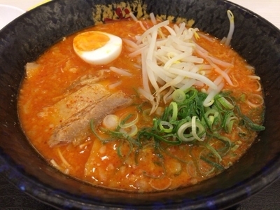 「激辛とんこつらーめん ￥１０５０」@満洲屋が一番 ららぽーと新三郷店の写真