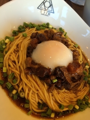 「牛煮込みまぜそば800円、TOKYO醤油ラーメン780円」@noodle kitchen ミライゑの写真
