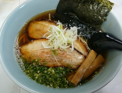 「魚出汁（醤油） 720円＋牛すじご飯 200円」@ラーメン 樂只の写真
