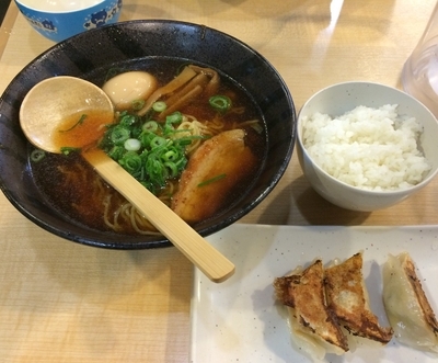 「醤油らぁめん 餃子セット」@北海道らぁめん 伝丸 平戸店の写真