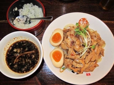 「肉盛りつけ麺並800円＋無料の肉増し・味玉」@魁 肉盛りつけ麺 六代目けいすけの写真