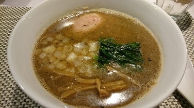 「焦がし煮干らぁめん（800円）＋替玉（100円）」@らぁめんや やしげるの写真