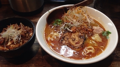 「紅らーめん＋鶏肉丼(880円＋220円)」@らーめん チキントの写真