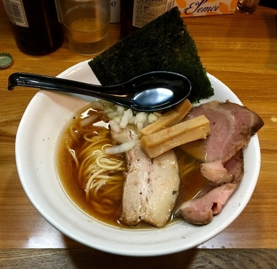 「白口・背黒・鯖節・ムロアジ節の醤油清湯に利八さんの麺【限定】」@いのうえの写真