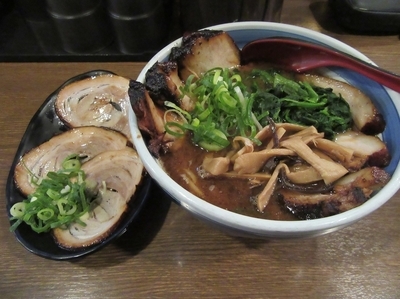「メガ豚チャーシュー麺（１４００円）＋チャーシュー２７０円」@麺屋あらき 竈の番人外伝の写真