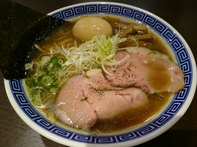 「味玉のせ中華そば 860円」@背脂煮干 丸め 新所沢店の写真